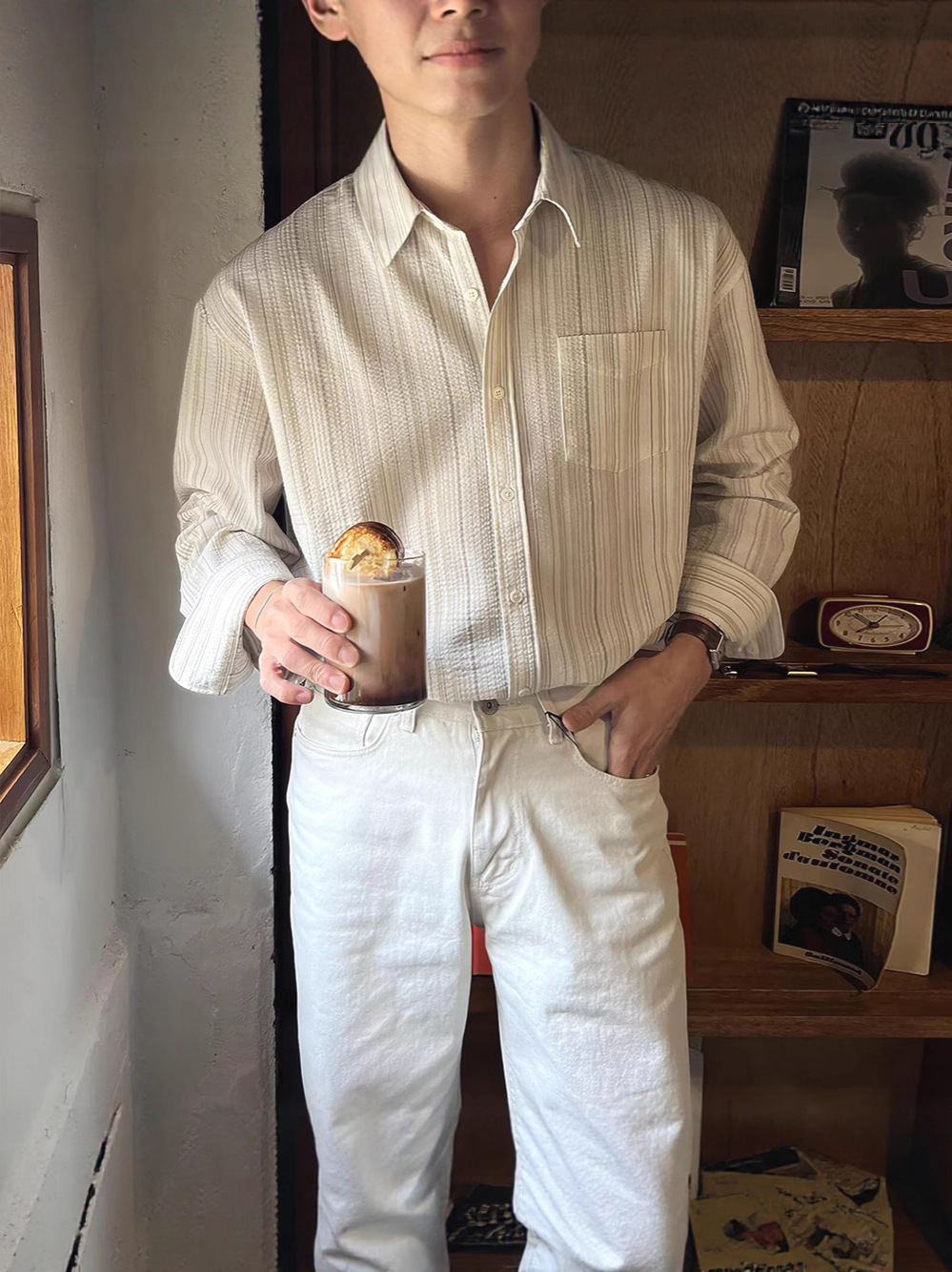 Cardigan en tricot doux et décontracté de style coréen pour hommes, veste à col à revers et simple boutonnage, manteau en tricot tendance avec poches.