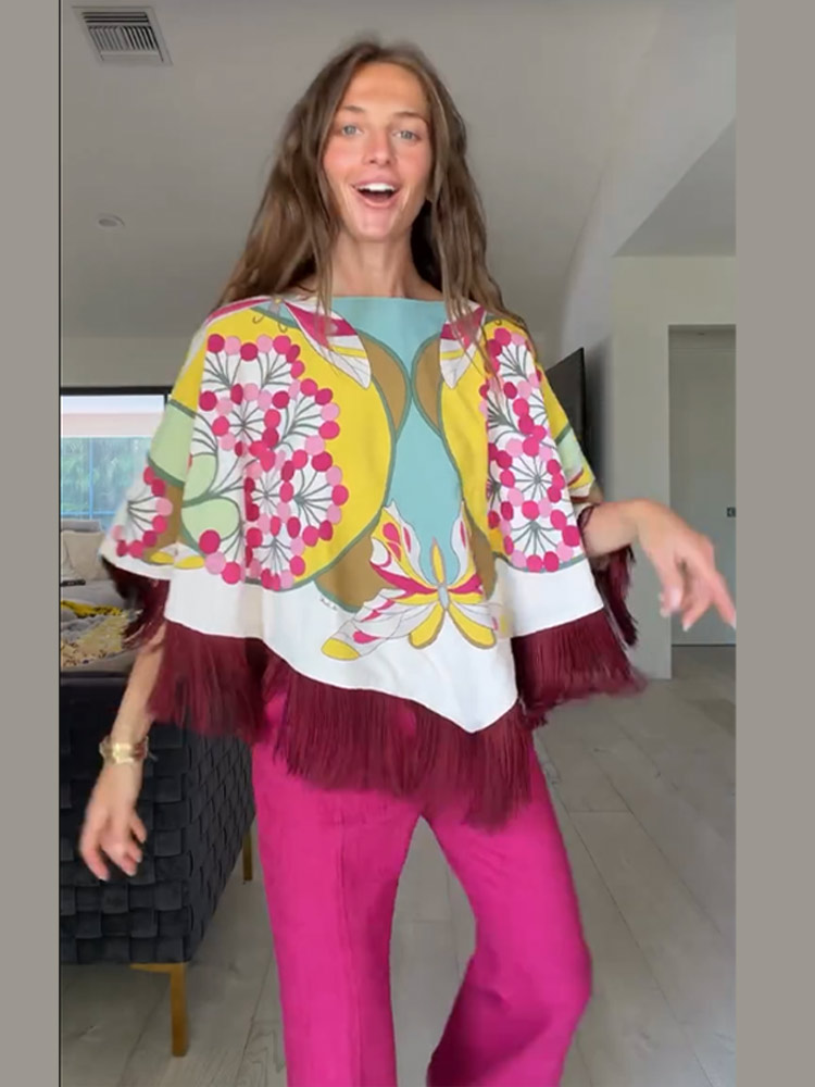 Élégante Cape Imprimée pour Femme à Col Rond et Franges, Coupe Irrégulière, Collection Printemps-Été 2026, Mode Féminine, Style Urbain avec Pompons