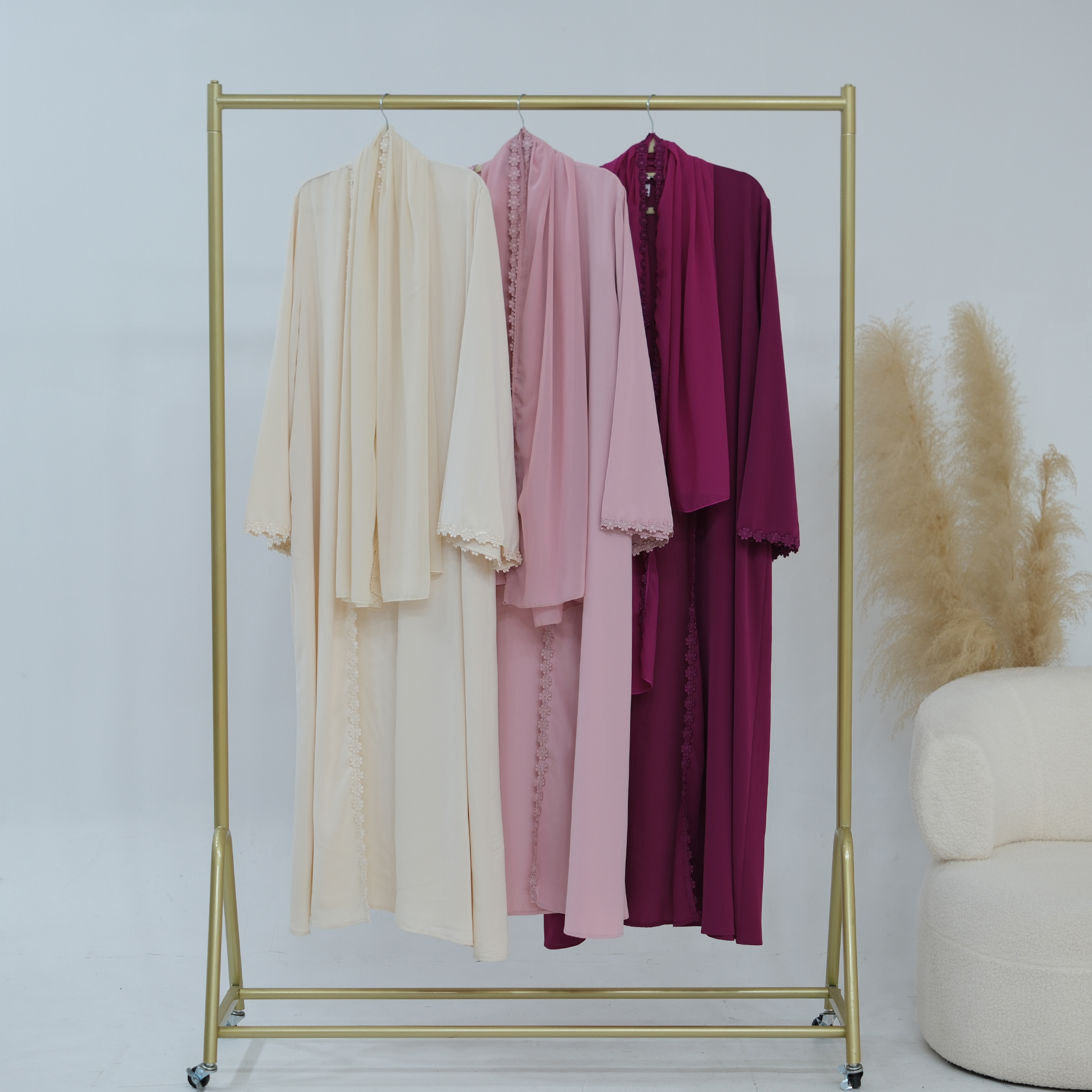 Abaya musulmane pour femmes avec accent floral en dentelle d'été, avec châle hijab, pour soirée, fête, Eid, vêtements islamiques - Coupe régulière, poches latérales
