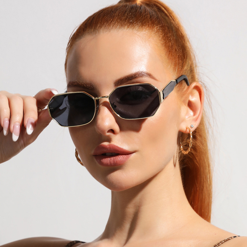 Lunettes de soleil rectangulaires en métal rétro pour hommes et femmes, lunettes de soleil populaires, lunettes noires, mode vintage, nouveau design