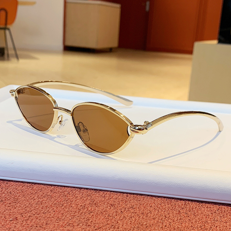 Lunettes de soleil œil de chat de luxe pour femmes, de marque, rétro, avec branches métalliques, élégantes, protection UV400, monture dorée