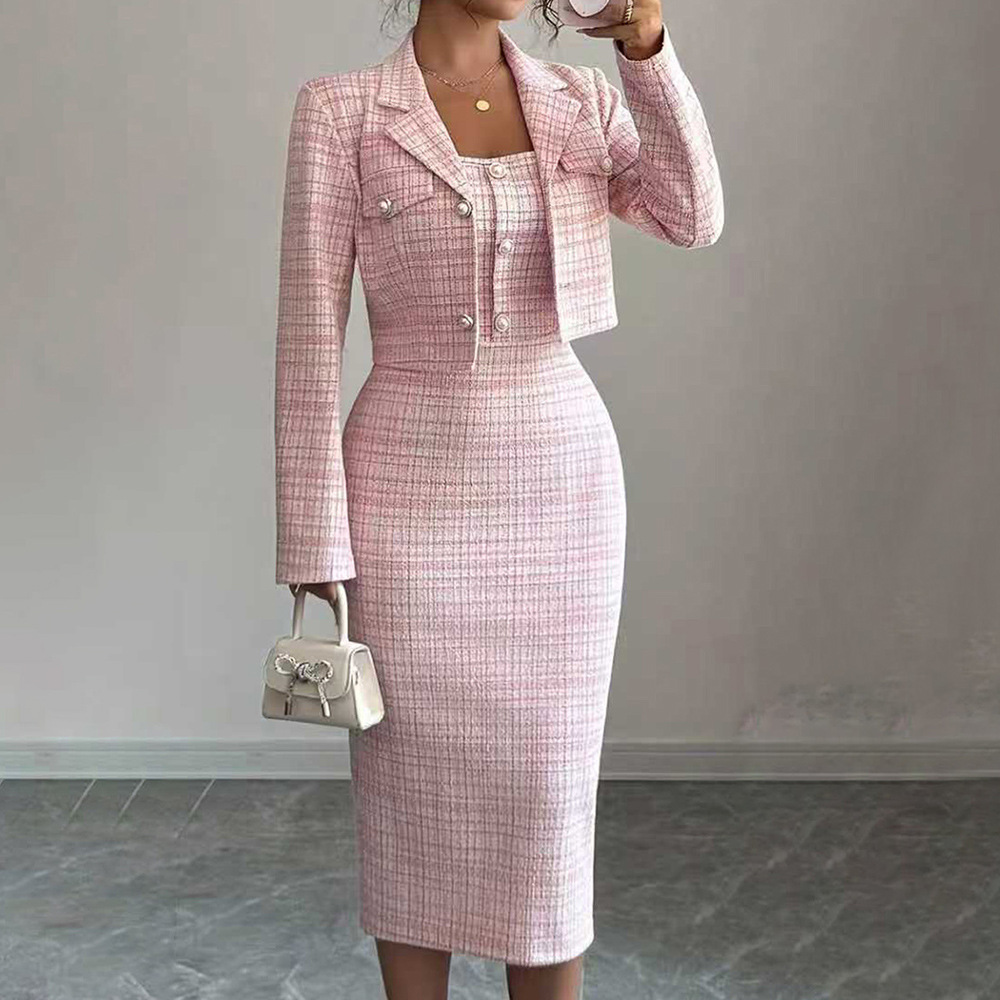 Ensemble de robe deux pièces européen et américain 2026 avec col réversible, manches longues, longueur courte, veste à motif à carreaux et motif animalier.