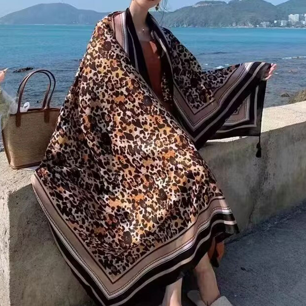 Écharpe en soie à imprimé léopard et motif floral ethnique pour femmes, protection solaire estivale, 180 cm, à associer avec un châle ou une cape de plage.