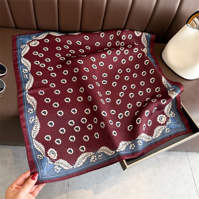 Nouveau Foulard Carré Imprimé 2026 pour Femme en Coton Velours – Écharpe de Cou, Châle, Bandana Élégant, Hijab pour Dames