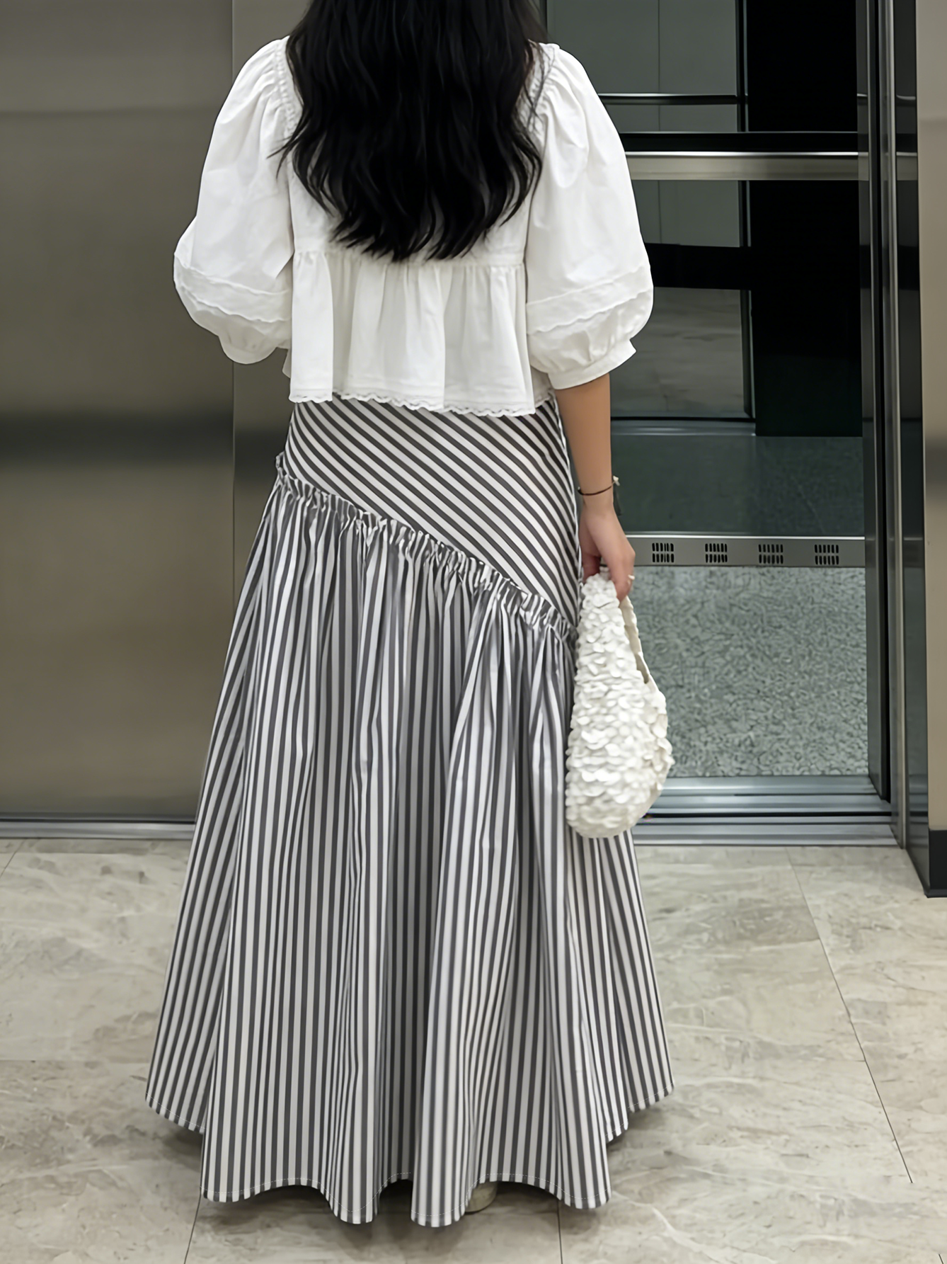 Jupe longue asymétrique à taille haute, plissée, à rayures vintage de style français. Design unique pour les trajets quotidiens, amincissant et flatteur, avec une élégance à la française, jupe longue polyvalente et décontractée.