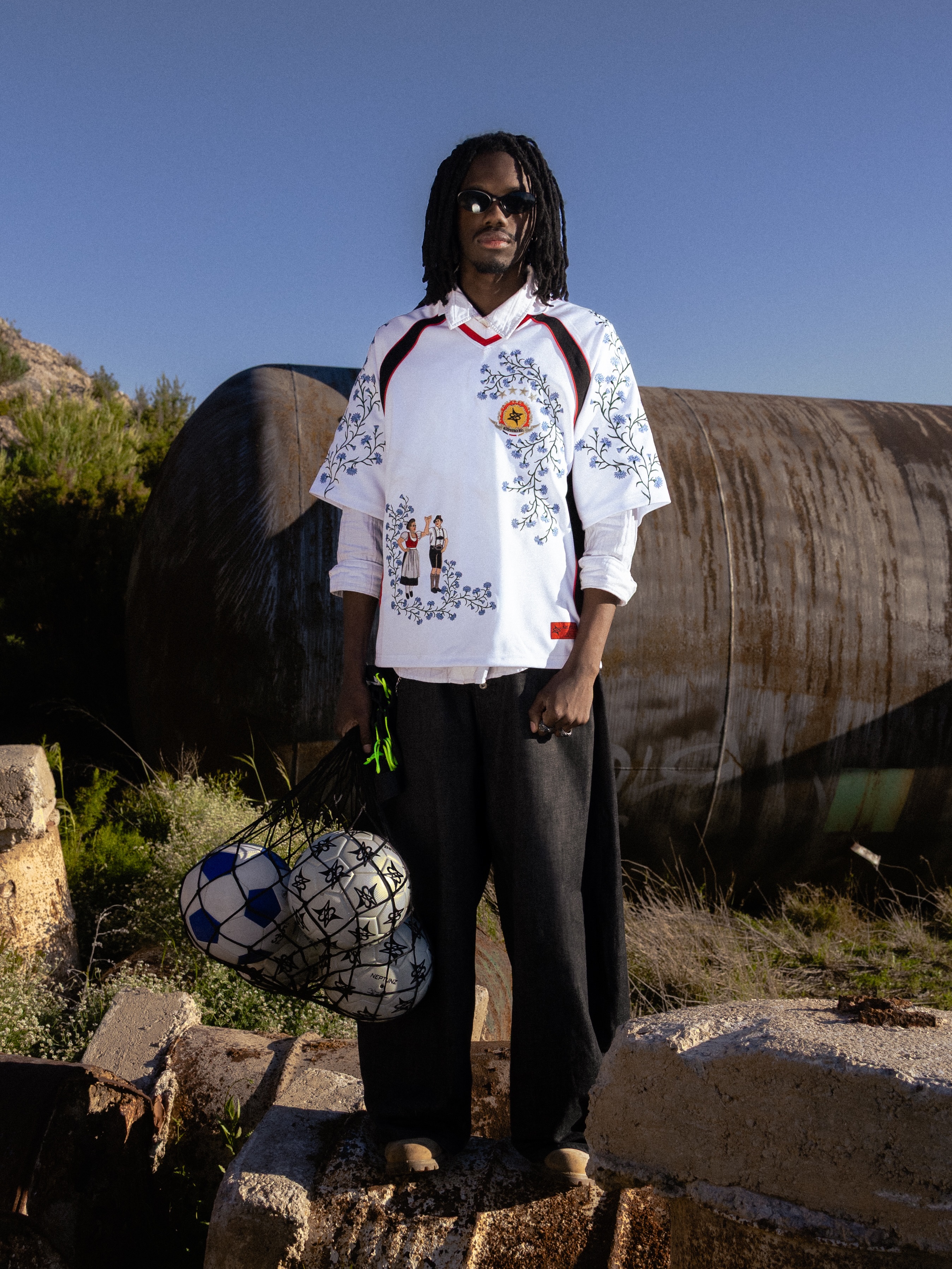 Maillot de football vintage brodé floral, col en V, manches courtes, T-shirt homme, streetwear d'été, Y2K, style Blockcore, coupe ample, décontracté, polo
