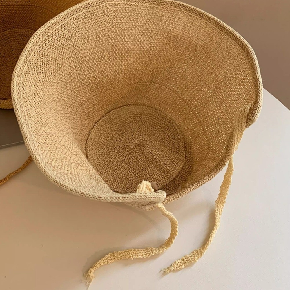 Grand chapeau de soleil à large bord en paille de lin avec sangles réglables, fermeture à lacets, motif géométrique et accent nœud