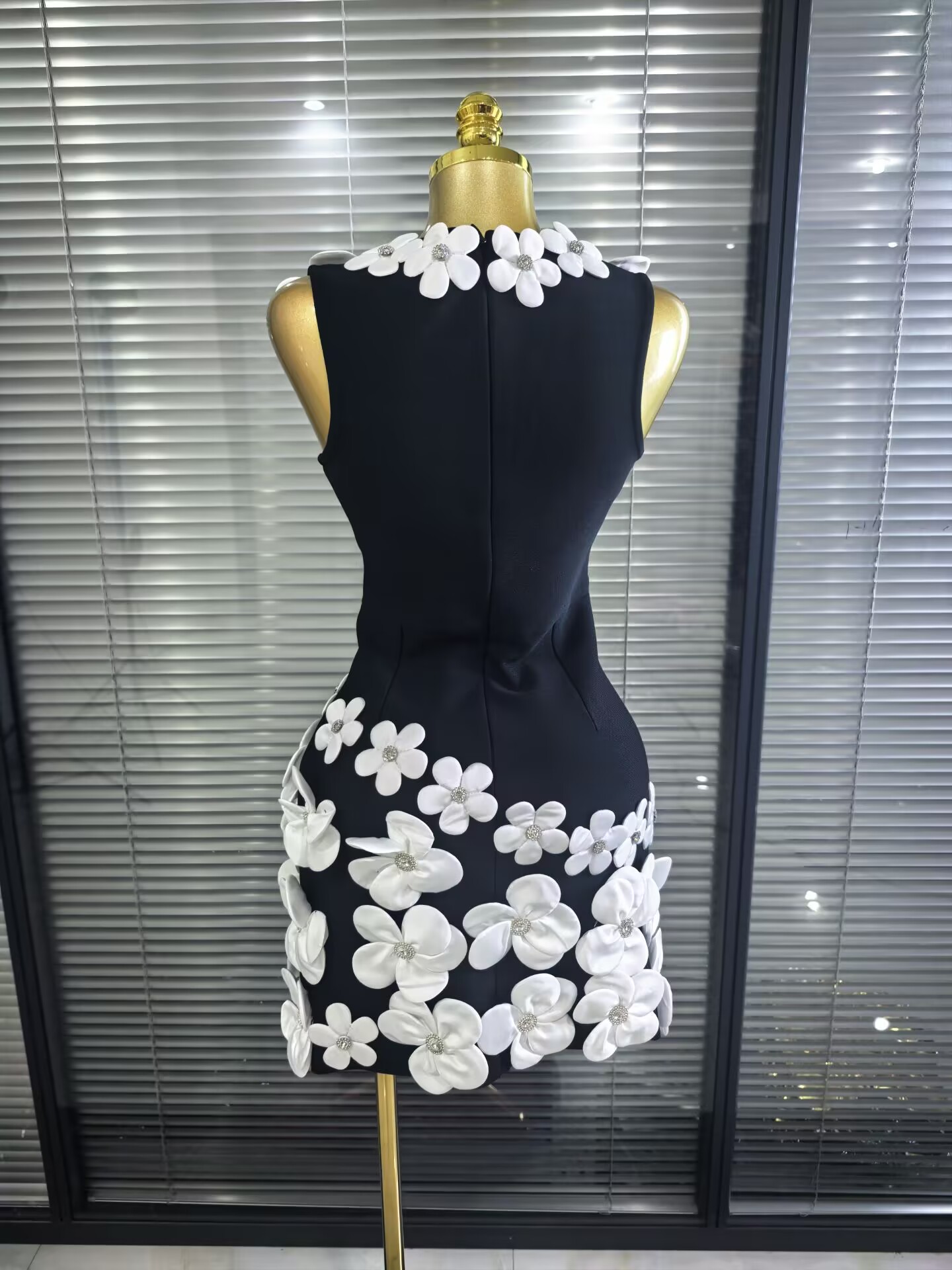 Noir blanc femmes sans manches Sexy col en v fleurs moulante Mini robe de pansement discothèque fête célébrer tenue de Cocktail robes