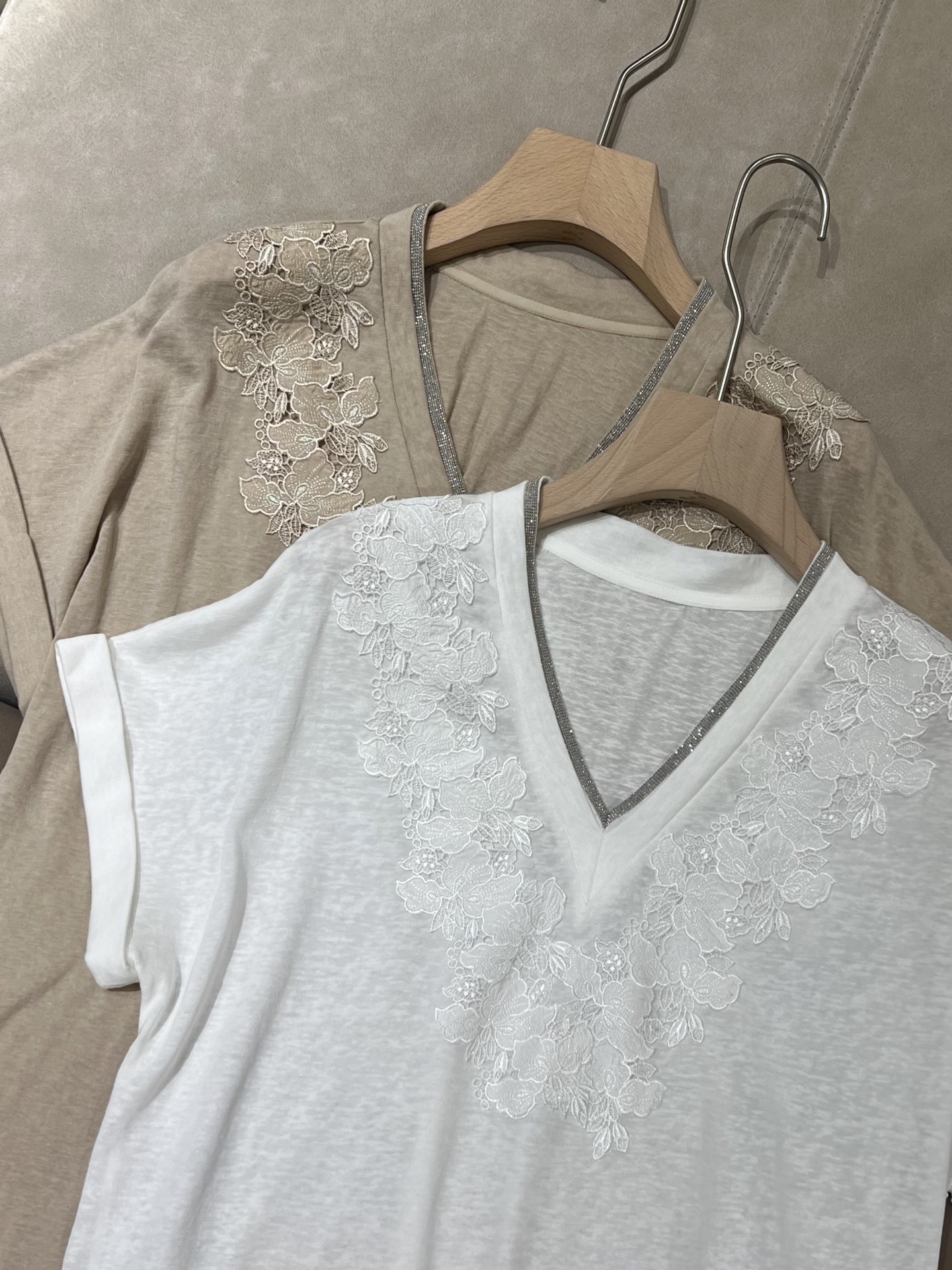 Nouveauté été 2026 : T-shirt en soie et coton brodé pour femme