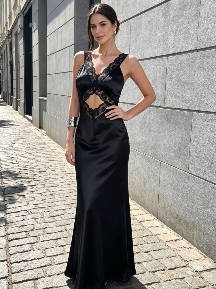 Robe longue en satin pour femmes, avec découpes en dentelle, col en V, sans manches, dos nu, moulante, noire, élégante, pour soirées et fêtes.