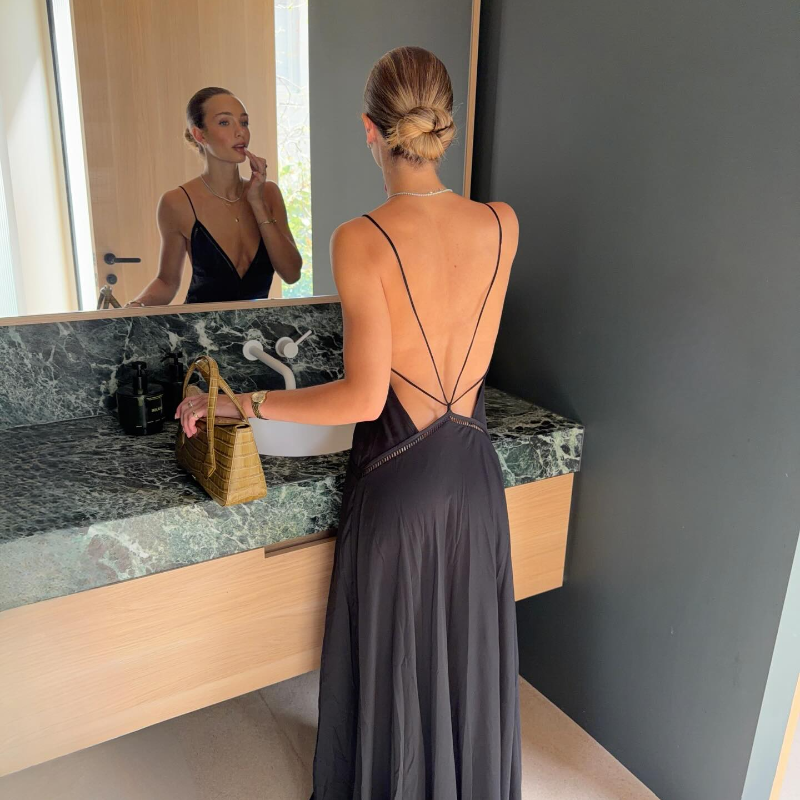 Robe longue d'été noire en satin pour femme, col en V profond, fines bretelles, détails ajourés, longueur ras du sol, pour club et soirée
