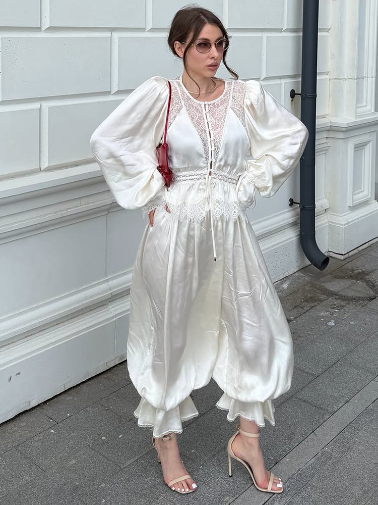Ensemble pantalon femme élégant en satin et dentelle, col rond, manches longues bouffantes, chemisier boutonné sur le devant, pantalon à taille élastiquée avec cordon de serrage et ourlet à volants à revers