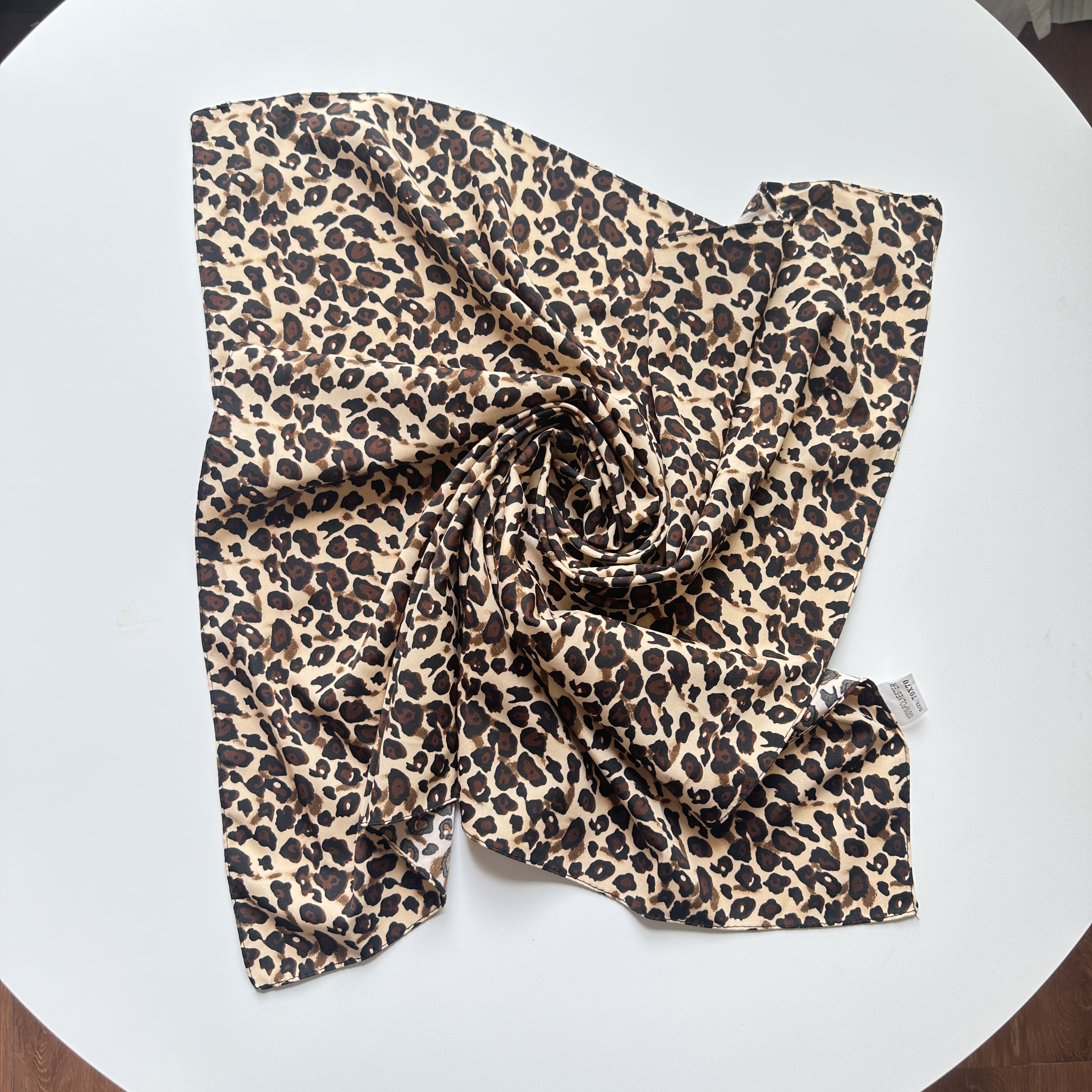 1 écharpe carrée de style bohème de 70 cm à imprimé léopard pour femme, écharpe châle multifonctionnelle décontractée pour le printemps et l'été, adaptée à un usage quotidien et aux sorties