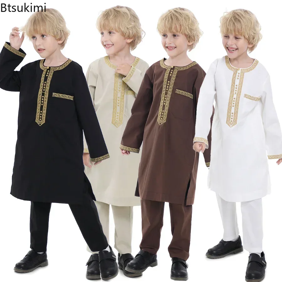 2026 Arabie Saoudite Robe pour enfants Vêtements musulmans Qamis enfant Garçon Jubba Thobe Ensemble 2 pièces Vêtements islamiques Homme Fête Abaya Kaftan