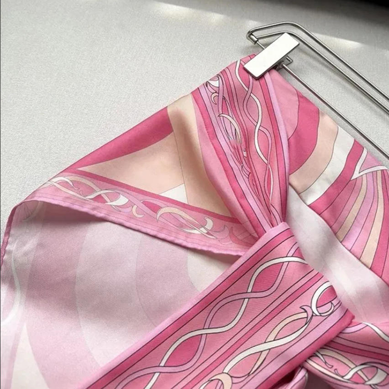 Foulard rose pour femme au design tendance avec logo signature de créateur, accessoires vestimentaires de luxe pour femme, bandana, écharpe