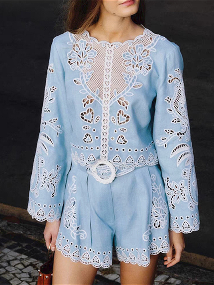 Chemisier brodé français ajouré bleu à manches évasées et col rond pour femme ou short décontracté taille haute avec ceinture