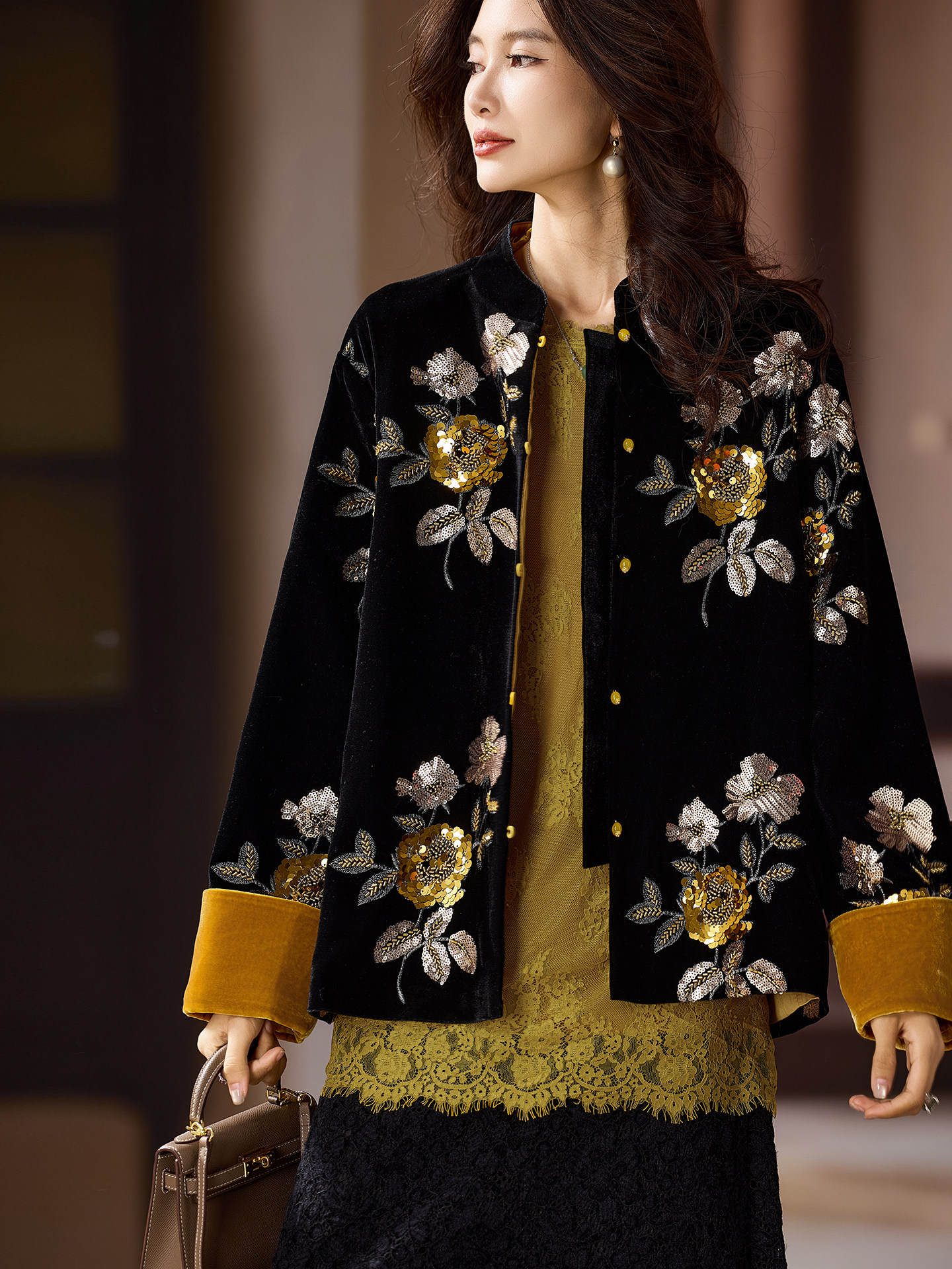 Veste en velours de luxe pour femmes, veste vintage à fleurs brodées et à sequins, élégante, rétro, vêtement d'extérieur tendance, veste statement.