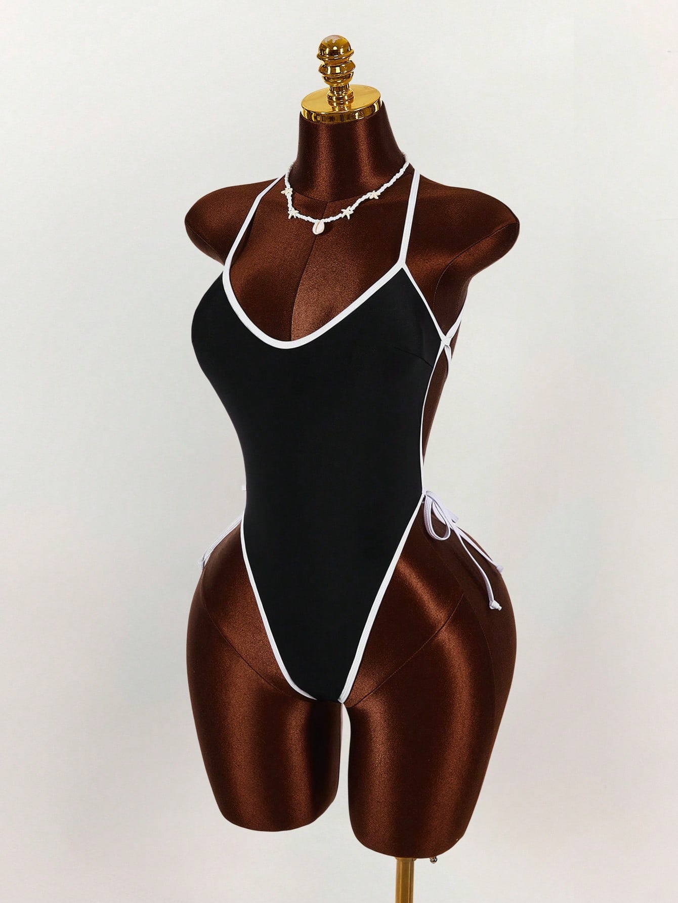 Combinaison sexy sans manches en noir et blanc contrastant pour femmes, pour la mode de rue et les soirées d'été
