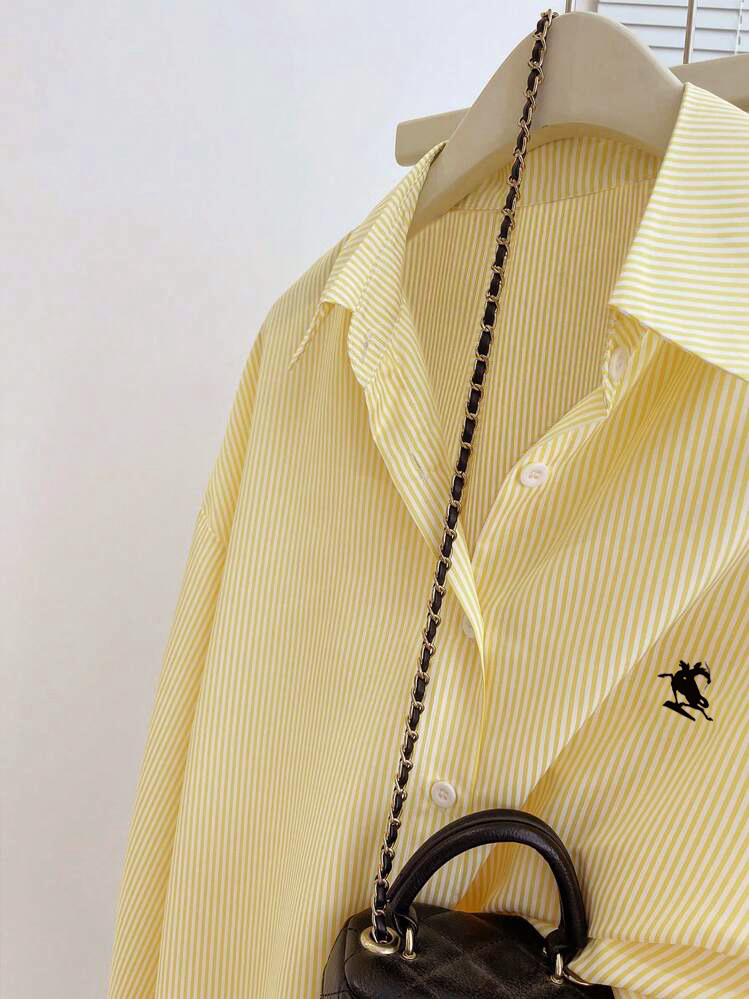 Chemise élégante à rayures avec col classique, manches longues et broderie raffinée. Décontracté et polyvalent, idéal pour le travail, les rendez-vous, les sorties.