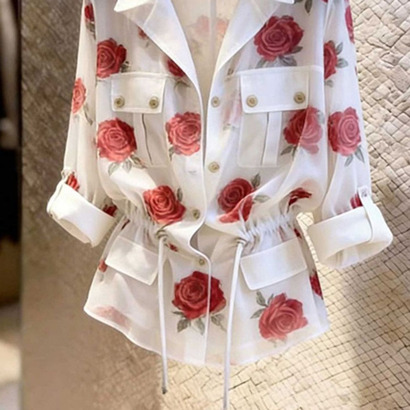 Chemisier pour femme, design élégant, imprimé roses, blanc, nouvelle collection été 2026, manches longues, style col à revers avec ceinture à la taille