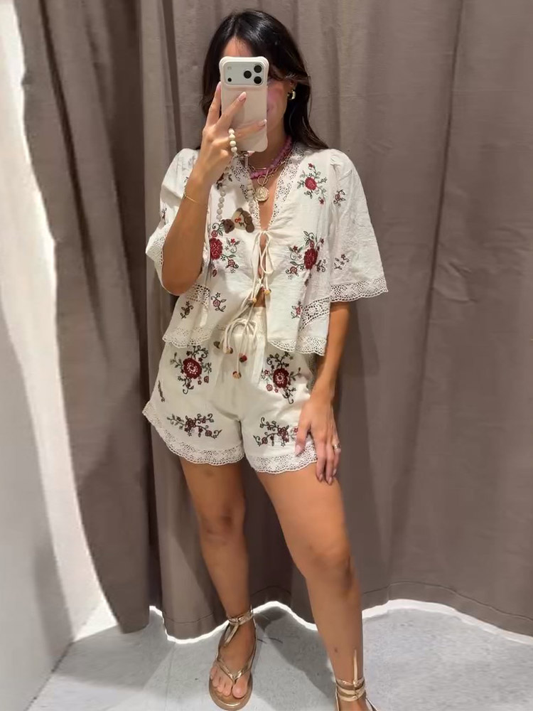 Chemise à carreaux gingham à manches longues boutonnée, col structuré, cintrée, collection Printemps-Été 2026, style vintage pour femme, tenue de bureau preppy