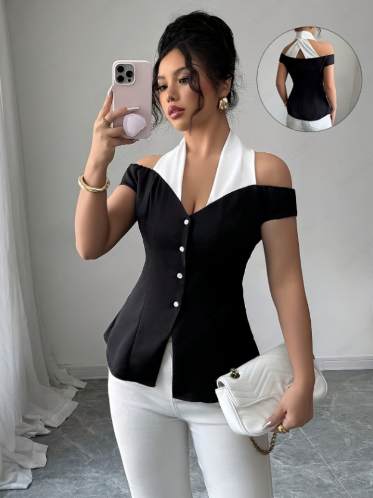 Blouse élégante noire et blanche à blocs de couleur, col halter, épaules dénudées, dos ouvert croisé, taille cintrée boutonnée, coupe ajustée courte pour femme
