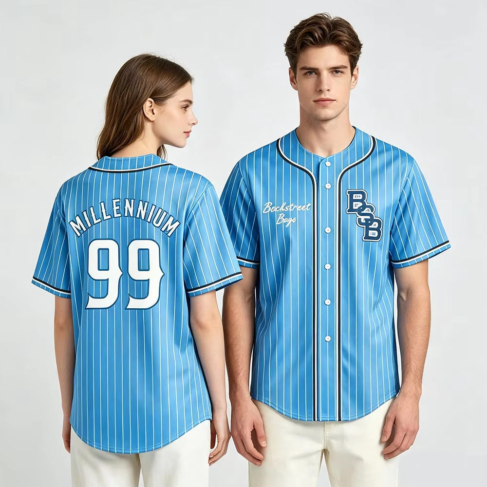 Maillot de baseball rétro pour hommes et femmes, chemise à manches courtes boutonnée à rayures bleu clair, imprimé de lettres et de chiffres, streetwear hip-hop sportif.