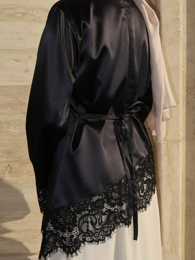 Hauts élégants en satin pour femmes, chemisiers plissés à col rond et manches longues avec patchwork de dentelle et ourlet asymétrique, collection Printemps-Été 2026
