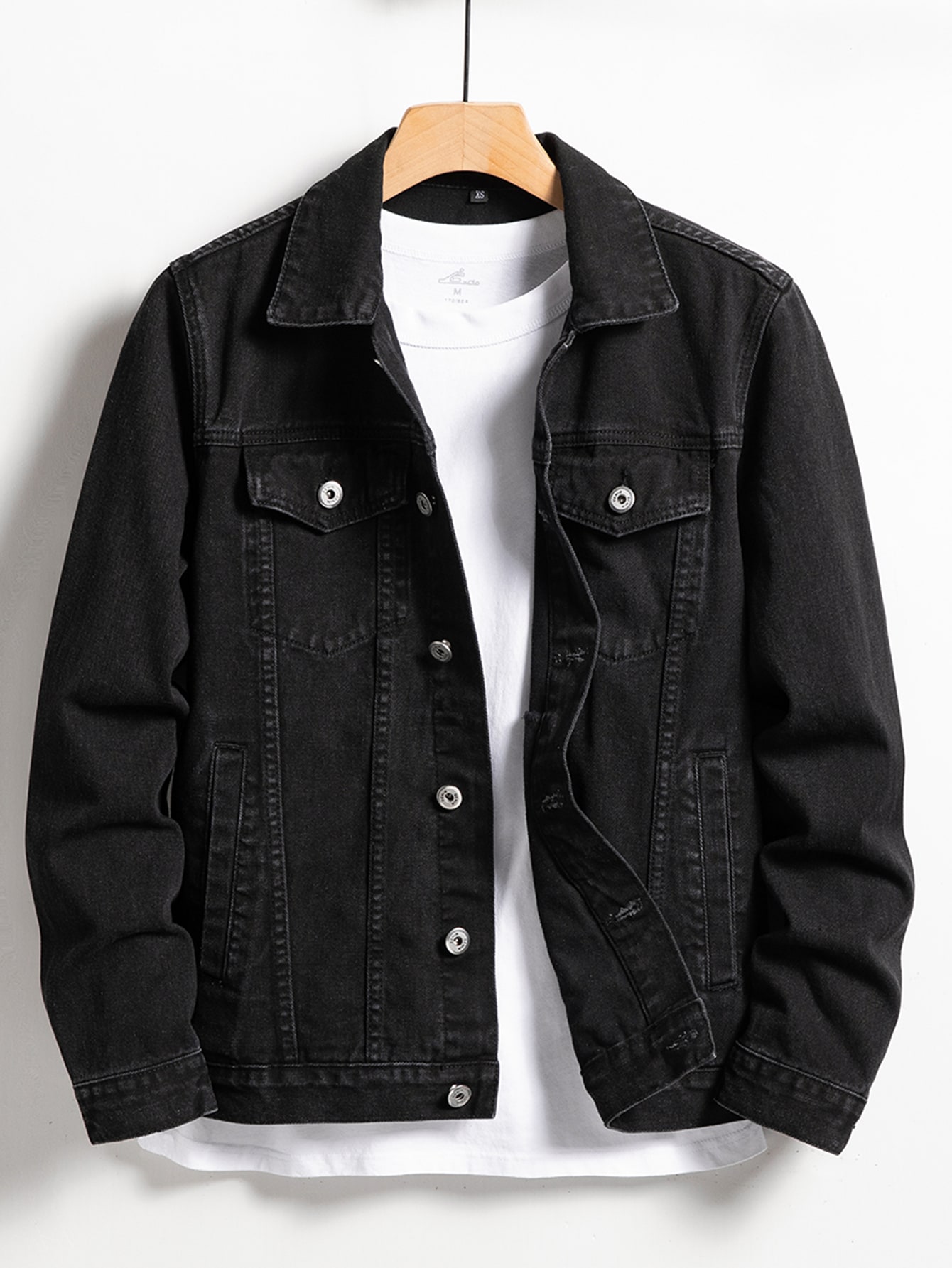 Veste en jean pour homme pour le printemps et l'automne. Manteau en jean noir à col noir. Convient pour un usage quotidien décontracté. Élégant, simple et tendance.