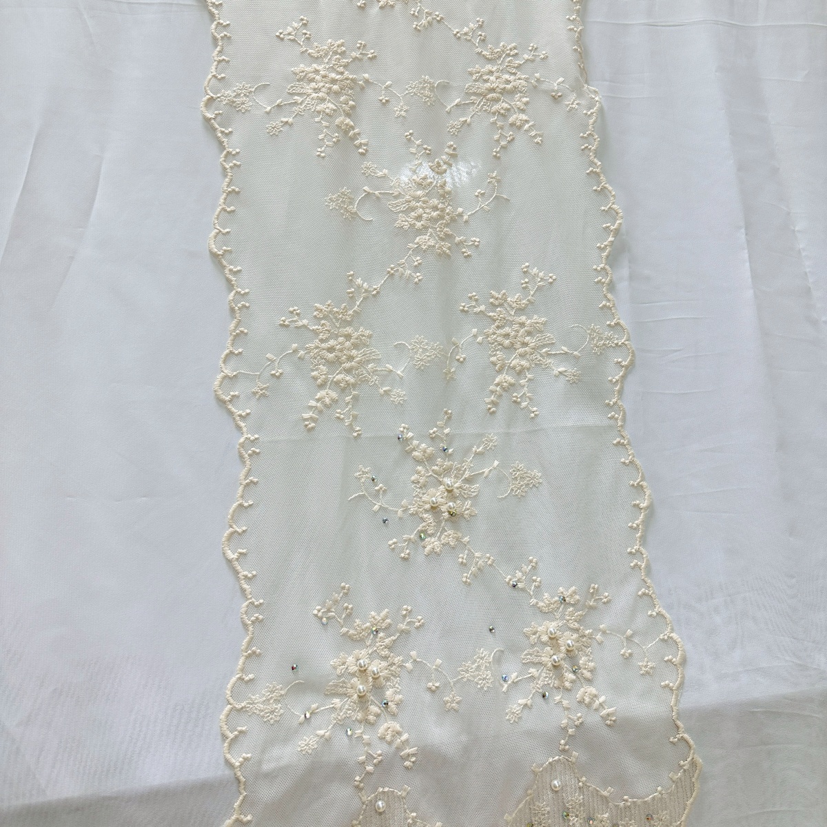 Écharpe carrée pour femme, châle élégant à fleurs et dentelle, avec pompons, accessoire de mode printemps-été pour photos