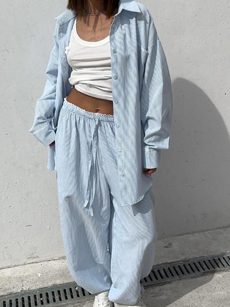 Ensemble deux pièces décontracté pour femme : chemisier à rayures verticales et pantalon à taille élastique, avec chemisier ample à revers et lacets