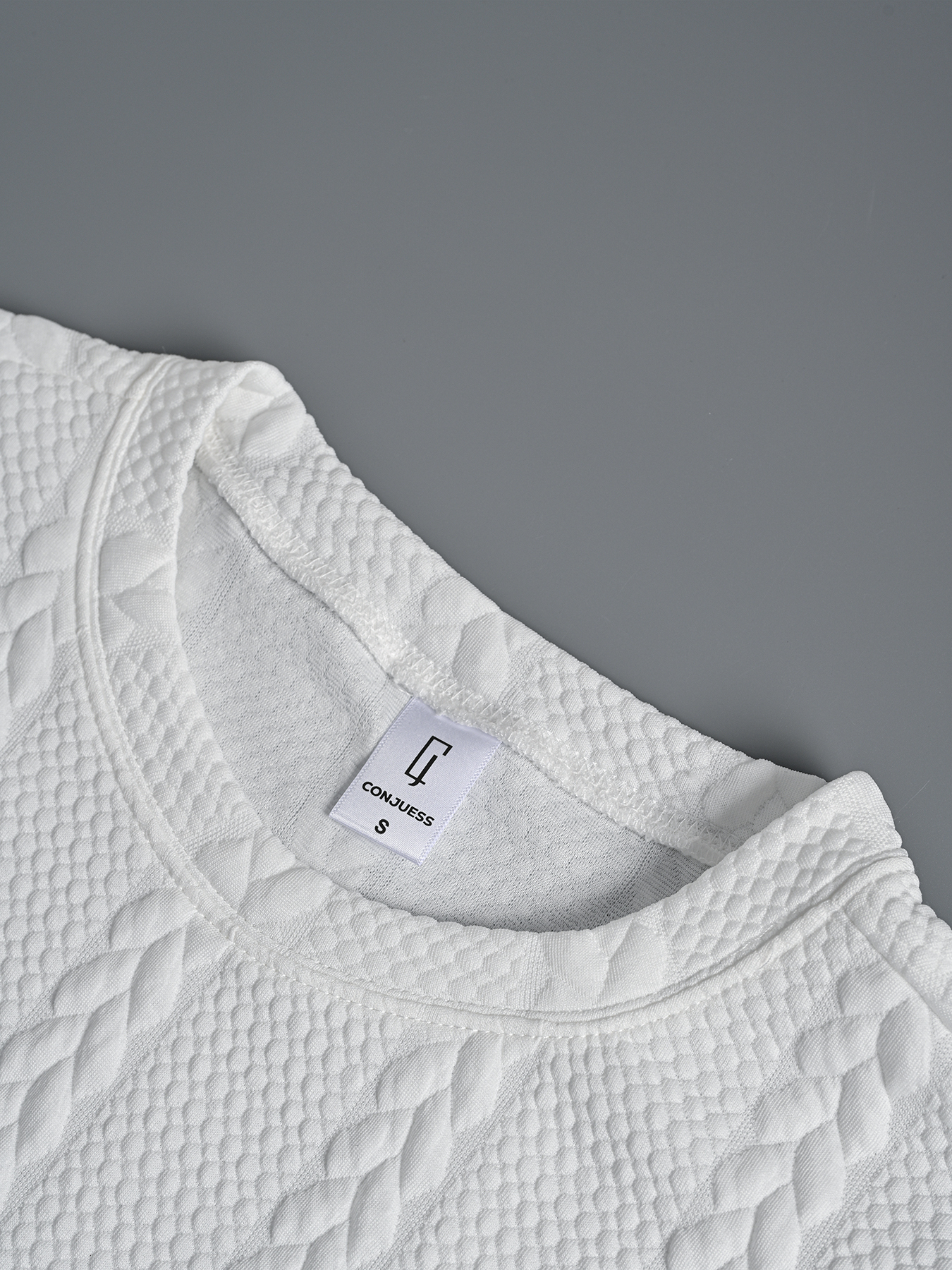 Ensemble deux pièces pour homme à manches courtes : T-shirt à col rond à texture torsadée et short décontracté à cordon de serrage, tenue d'été pour homme.