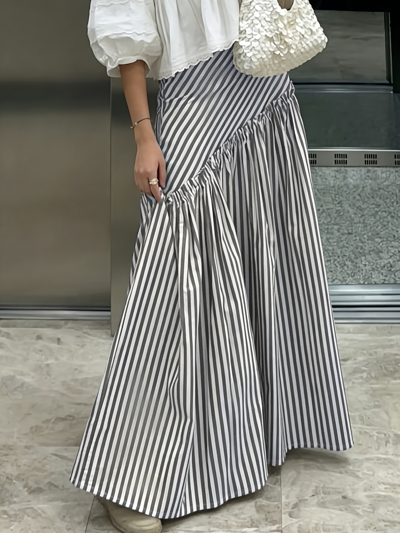 Jupe longue asymétrique à taille haute, plissée, à rayures vintage de style français. Design unique pour les trajets quotidiens, amincissant et flatteur, avec une élégance à la française, jupe longue polyvalente et décontractée.