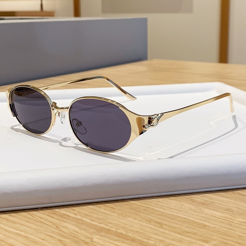Nouvelles Lunettes de Soleil de Luxe de Marque Tendance pour Femme 2026 – Monture Métallique Ovale Style Punk pour Voyage et Fête