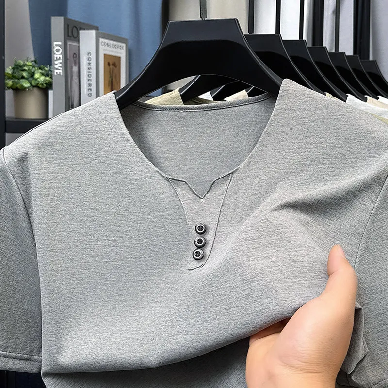 Nouveau T-shirt Homme 2026 Décontracté Chic Col V Trois Boutons Manches Courtes Style Coréen Été Confortable Polyvalent