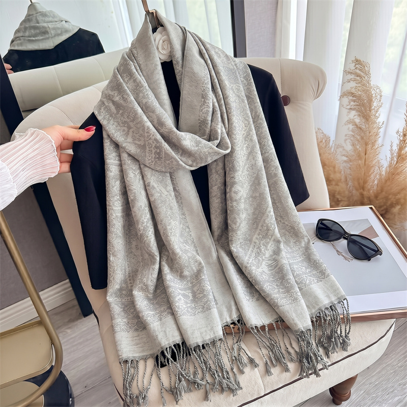 Écharpe Jacquard Gris Clair à Motif Paisley pour Femme, Châle Doux à Pompons, Élégante pour l'Automne et l'Hiver, Idéale pour le Bureau, les Trajets Quotidien, les Voyages, ou comme Cadeau
