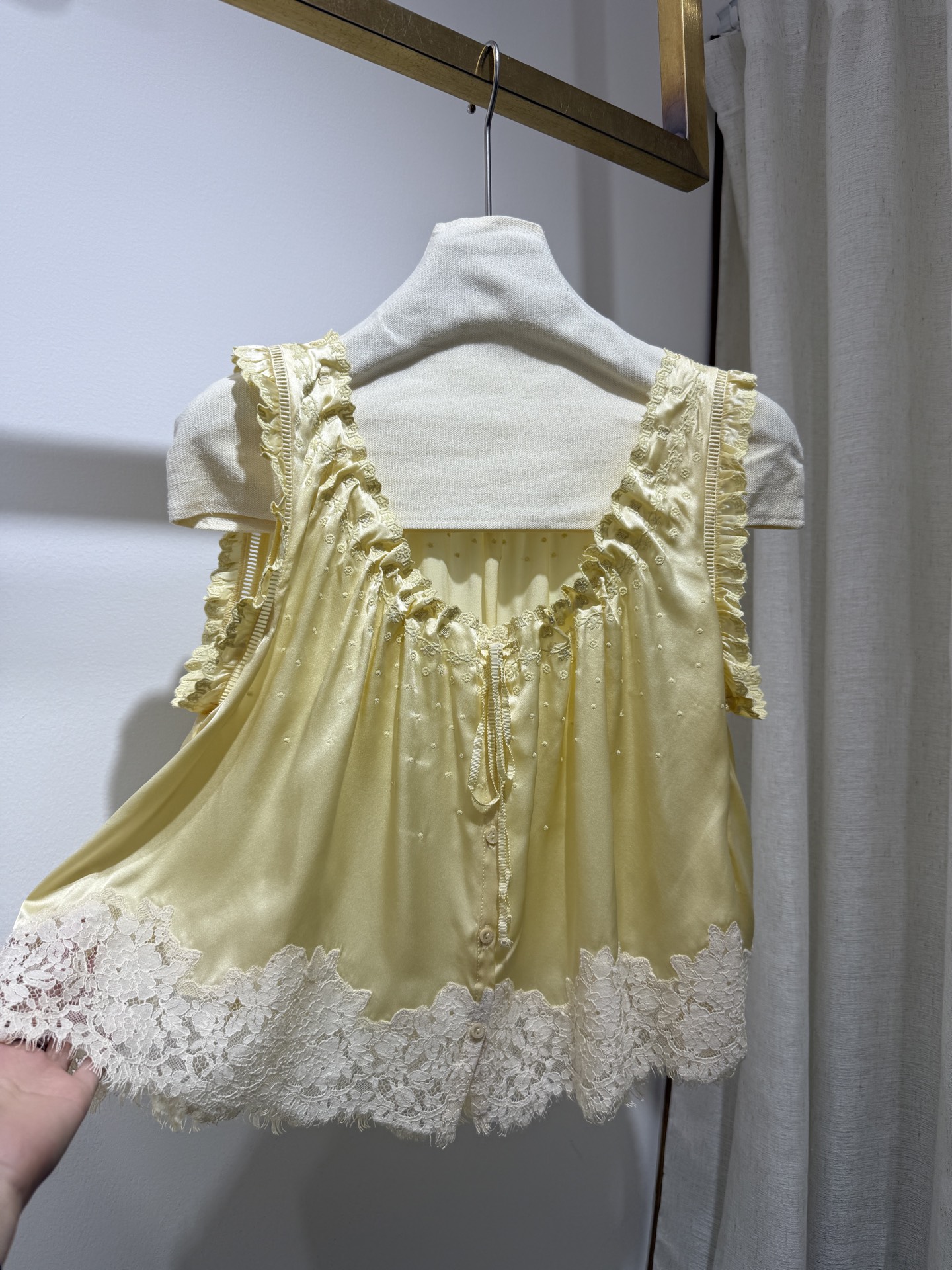 Débardeur Femme Jaune ou Bleu en Soie 100% avec Broderie Dentelle, Col U, Sans Manches, Boutonnage Simple, Tendance