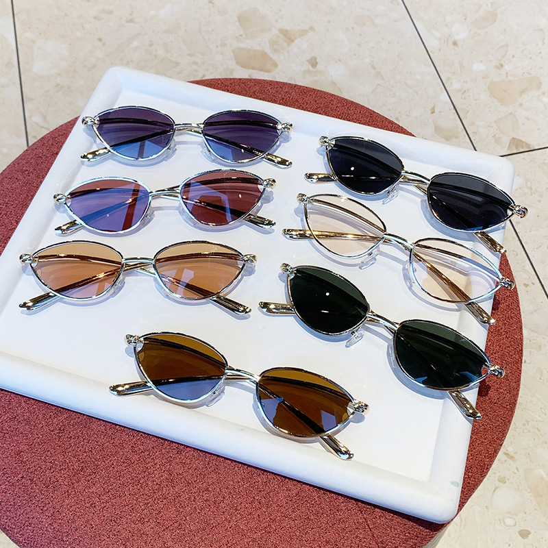 Lunettes de soleil œil de chat de luxe pour femmes, de marque, rétro, avec branches métalliques, élégantes, protection UV400, monture dorée