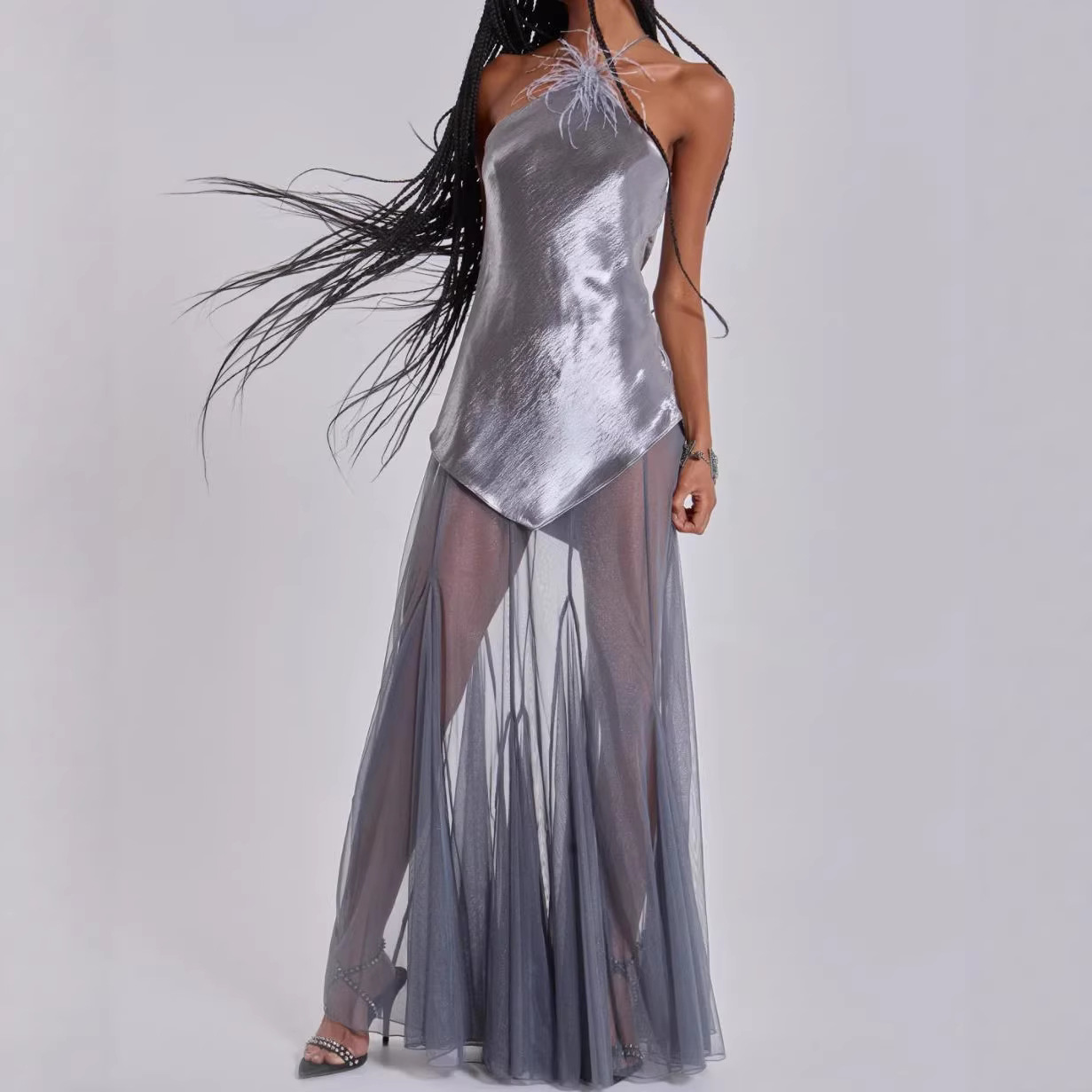 Nouvelle Robe Longue de Soirée de Luxe 2026 en Soie Satinée Color Block Noire avec Plumes et Col Halter Transparent – Style Élégant