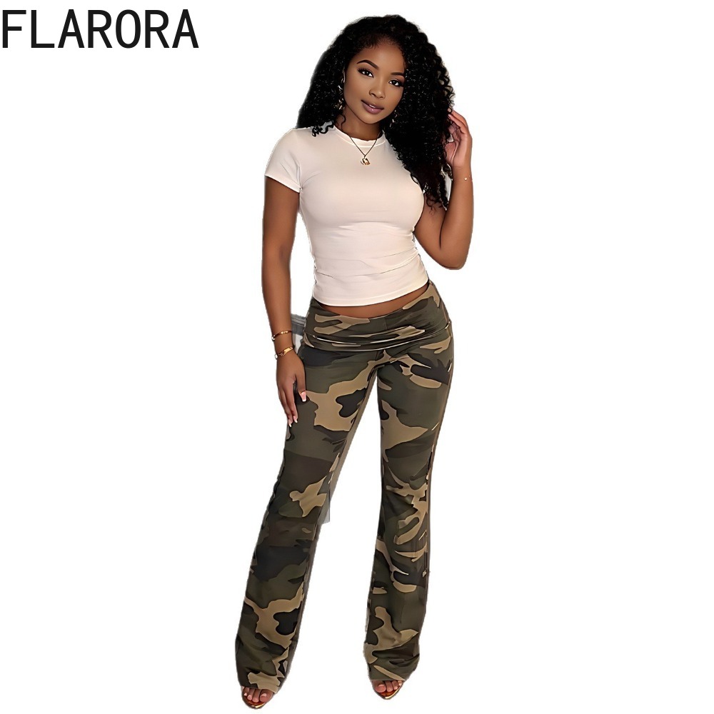 FLARORA Pantalon évasé imprimé camouflage pour femme, tendance estivale, taille basse, style urbain, coupe skinny classique, bas de tenue assorti