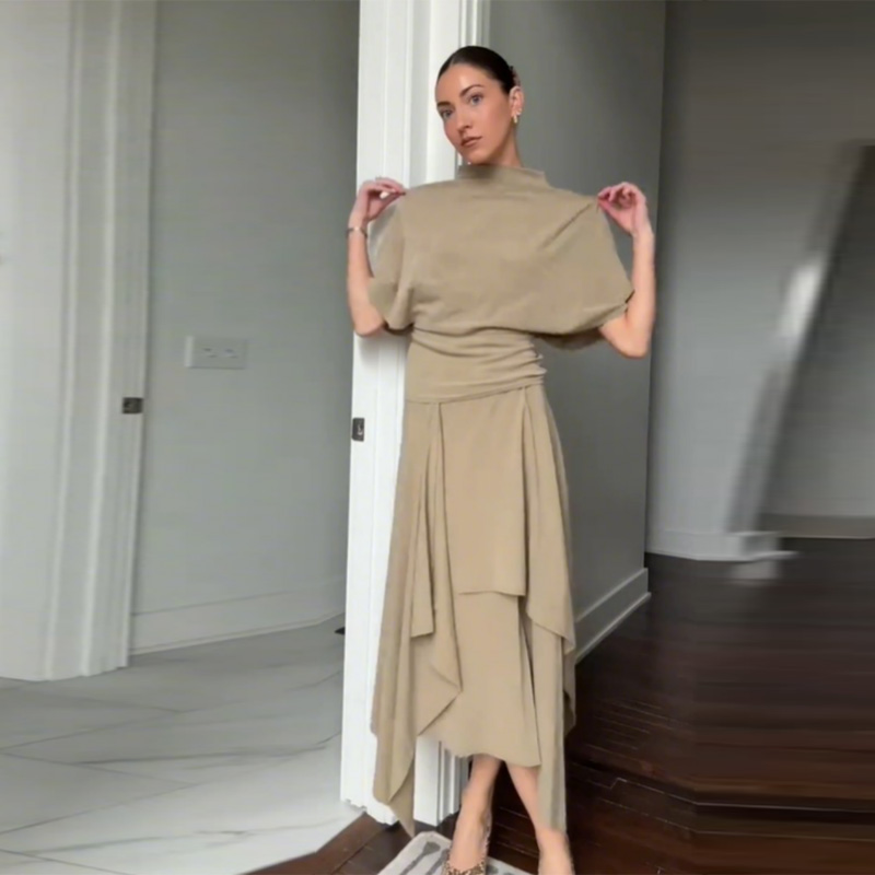 Ensemble deux pièces drapé camel pour femme, élégant, avec haut à col montant et taille froncée, jupe midi asymétrique, tenue décontractée pour le quotidien, les rendez-vous et le bureau 2026