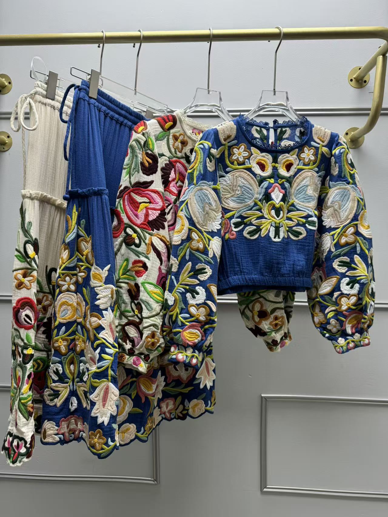 Blouse à manches lanternes et col rond pour femme, brodée de fleurs colorées, ou jupe trapèze à taille élastique avec lacets, nouvelle collection automne.