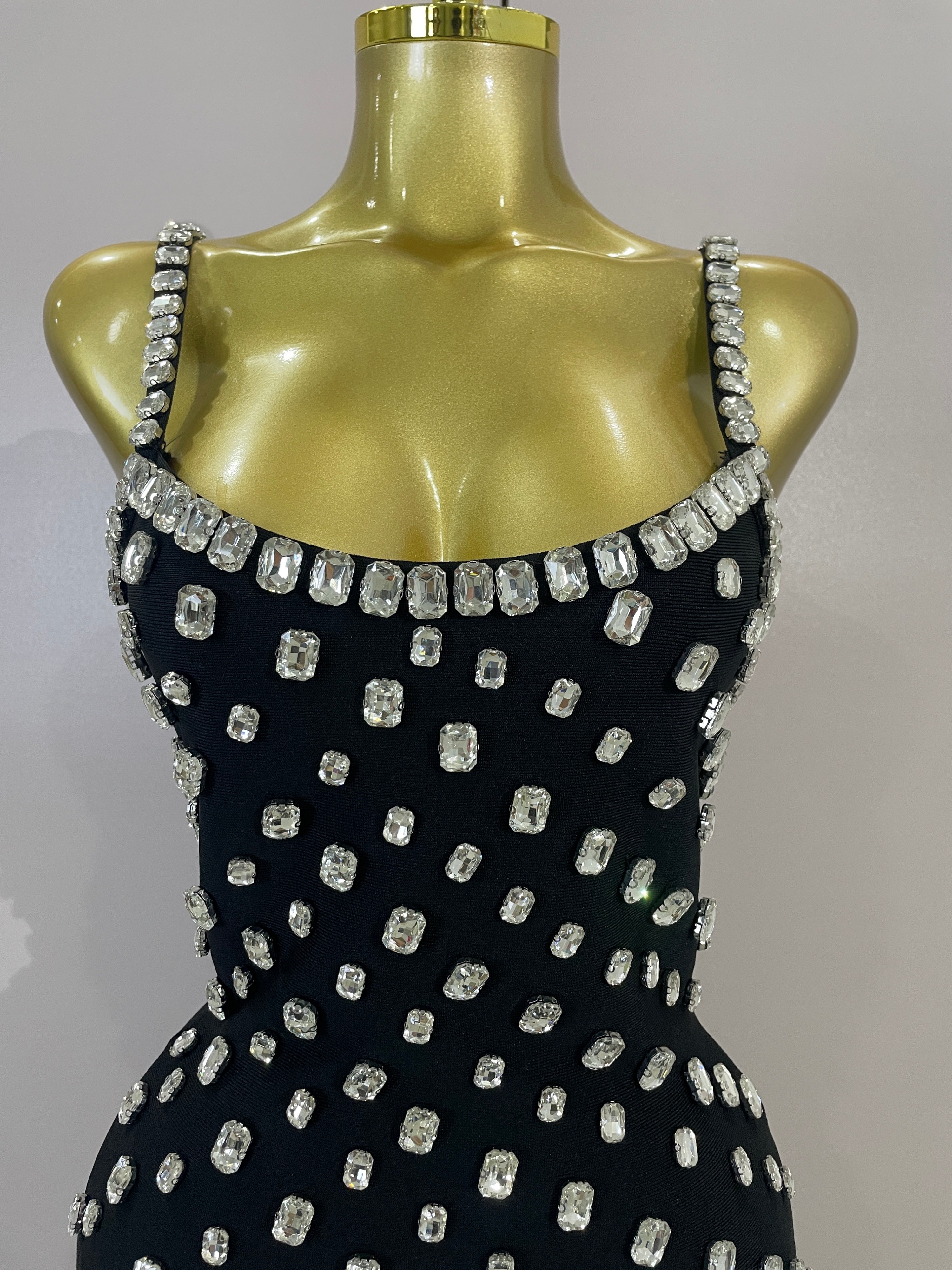 Robe Mini Moulante Bandage Sans Manches de Luxe pour Femme avec Diamants – Idéale pour Soirées, Bals de Promo, Clubs, Anniversaires et Célébrations Élégantes