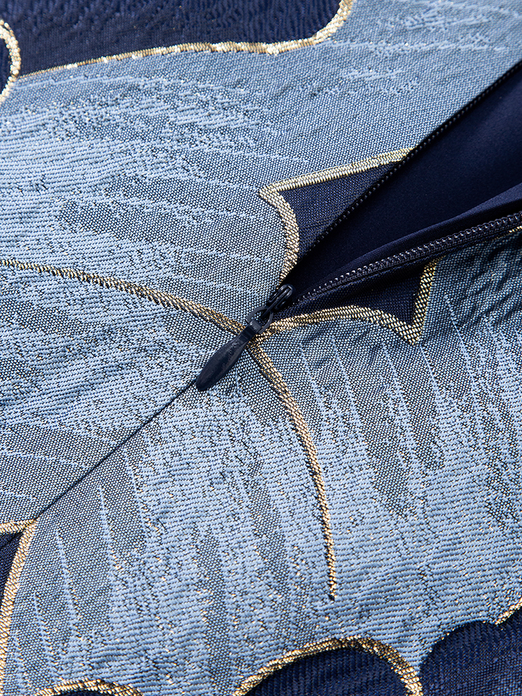 Robe pour femmes en jacquard bleu ornée de perles, manches courtes, col rond, coupe ample, coupe en A, idéale pour un mariage estival, élégante et décontractée.