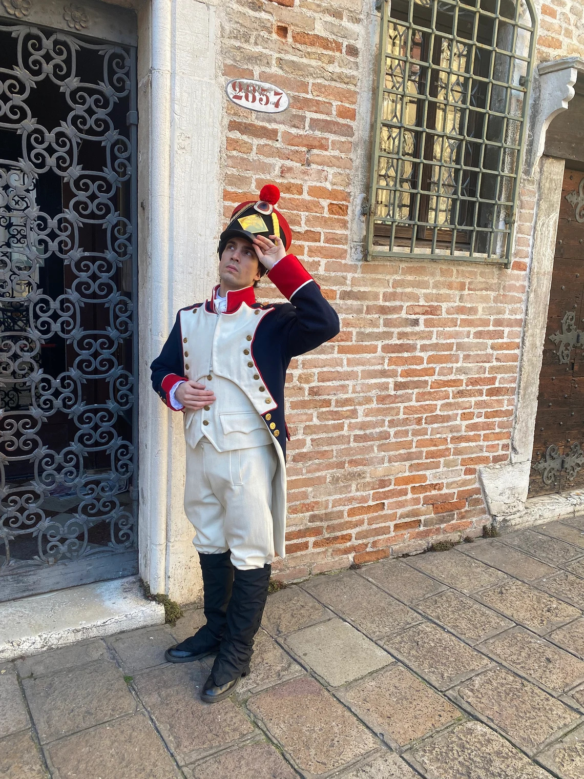 Costume de tailleur sur mesure d'officier militaire de l'ère napoléonienne, tenue d'officier militaire de la Révolution française du 18e siècle