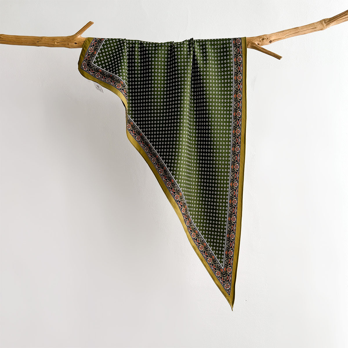 Écharpes en satin doux imitation soie, foulards carrés tendance pour femmes, bandanas, hijab de luxe, foulards élégants, châles.