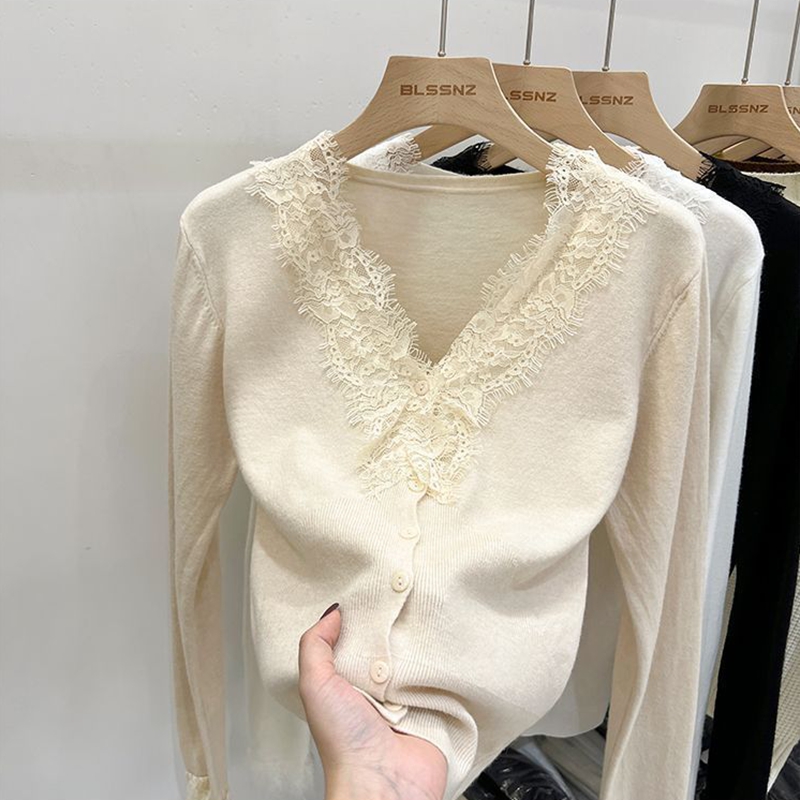 Mode coréenne, hauts en dentelle tricotée sexy beige à col en V pour femmes, automne-hiver 2026, cardigan doux à manches longues et coupe ajustée.
