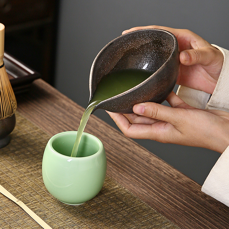 Grande poterie grossière rétro japonaise faite à la main avec glaçure dorée, tasse de forme irrégulière, diviseur de thé, accessoires pour service à thé
