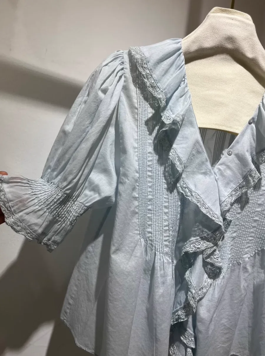 Chemisier décontracté pour femme en dentelle patchwork 100% coton, à volants, col en V, manches bouffantes, simple boutonnage, style campagne française, pour l'été