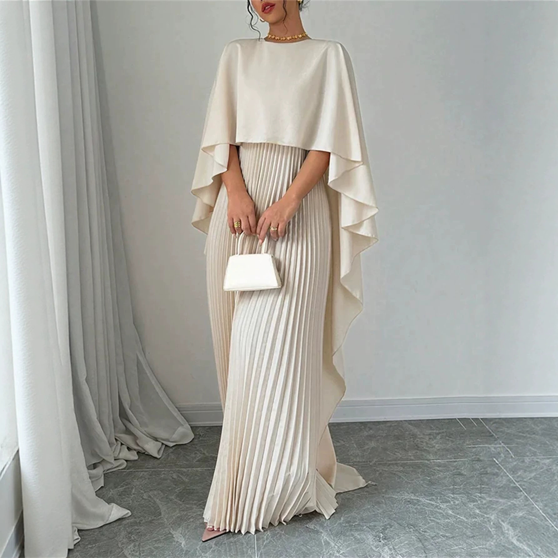 Robe longue plissée élégante à manches cape pour femme, col rond, couleur unie, coupe ample et fluide, idéale pour les fêtes et les mariages